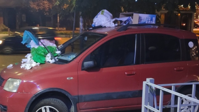 Θεσσαλονίκη: Πάρκαρε το αυτοκίνητό του σε πεζοδρόμιο και το γέμισαν με σκουπίδια (pics)