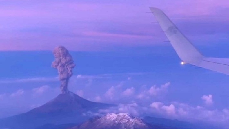Αεροπλάνο περνάει μία ανάσα από ένα ηφαίστειο που εξερράγη (vid)