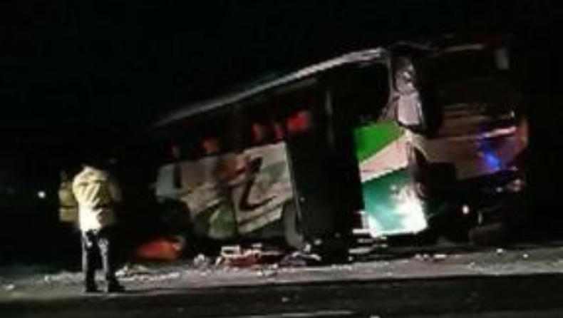 Προσπάθησε να πάρει το τιμόνι από οδηγό λεωφορείου και προκάλεσε καραμπόλα με 12 νεκρούς