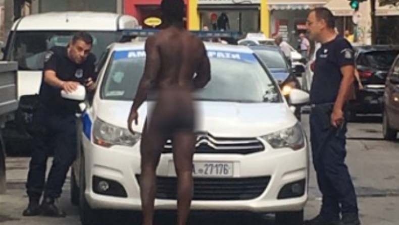 Αναστάτωση στη Λάρισα: Γυμνός άντρας χόρευε στη μέση του δρόμου (pics)
