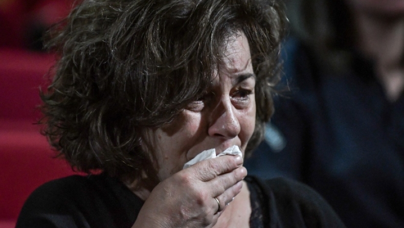 Δίκη Χρυσής Αυγής: Κατέρρευσε η μητέρα του Παύλου Φύσσα, όταν πέρασε από δίπλα της ο δράστης της δολοφονίας του παιδιού της