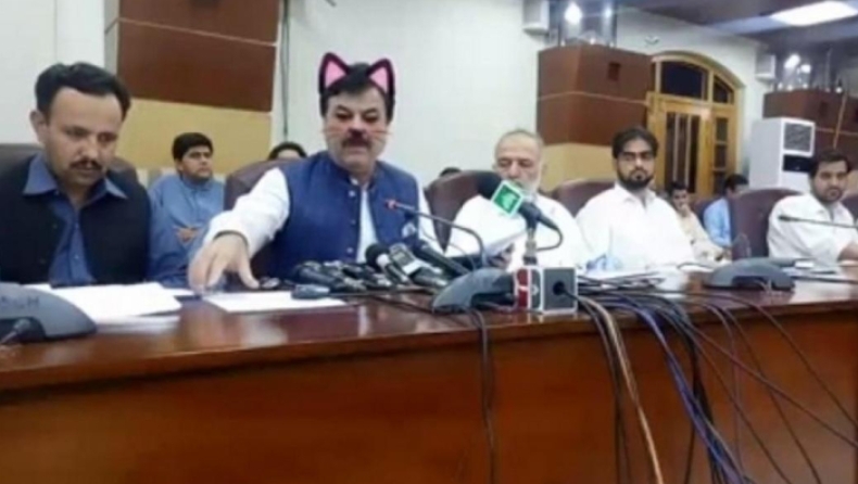 Υπουργός ξέχασε τα φίλτρα της «γάτας» στην κάμερα και βγήκε με ροζ αυτάκια και μουστάκια (pics)