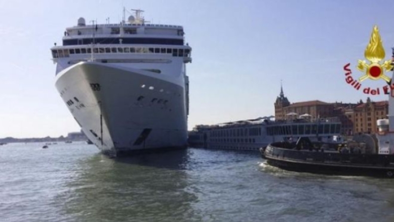 Κρουαζιερόπλοιο συγκρούστηκε με μικρό σκάφος στη Βενετία, 5 τραυματίες (vids)