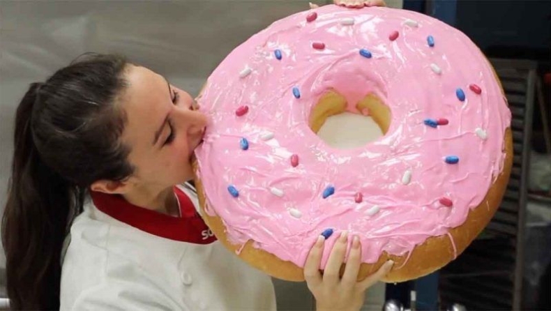 Αυτό το donut έχει 12.000 θερμίδες (vid)