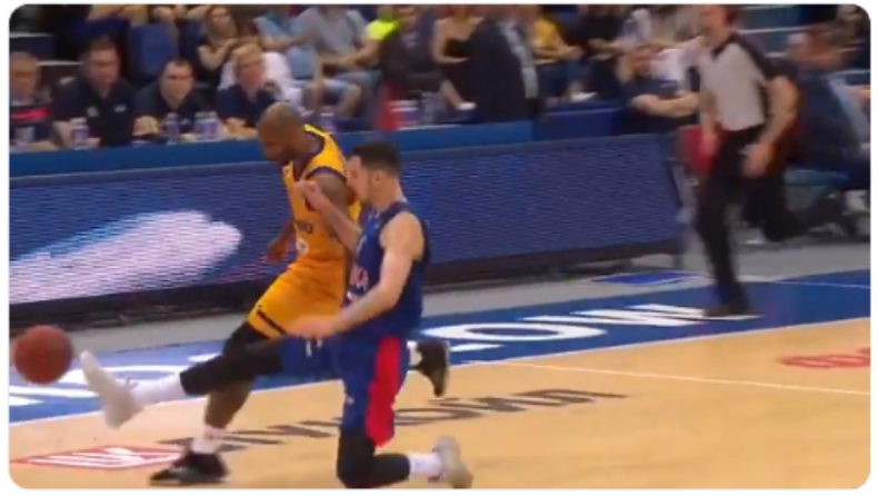 Φοβερό τάκλιν του Ντε Κολό, θύμισε Πικέ! (vid)