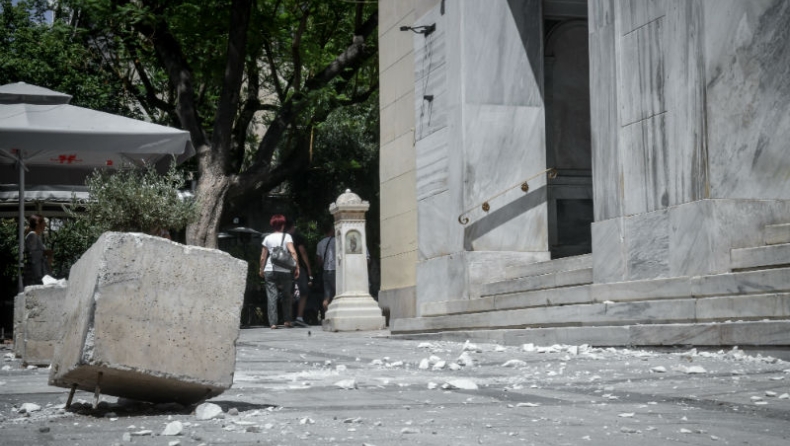 Έπεσε μαρμάρινος σταυρός στην Αιόλου (pic)