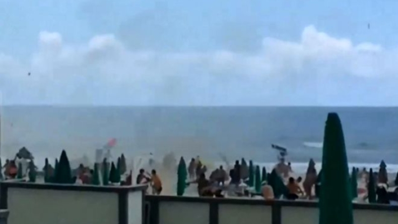 Ανεμοστρόβιλος σάρωσε τη Νάπολη: 10 τραυματίες (vid)