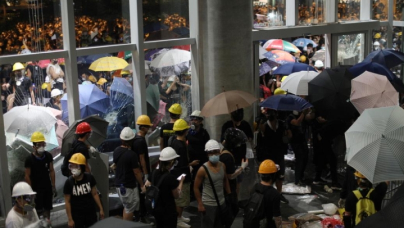 Διαδηλωτές εισέβαλαν στο κοινοβούλιο του Χονγκ Κονγκ