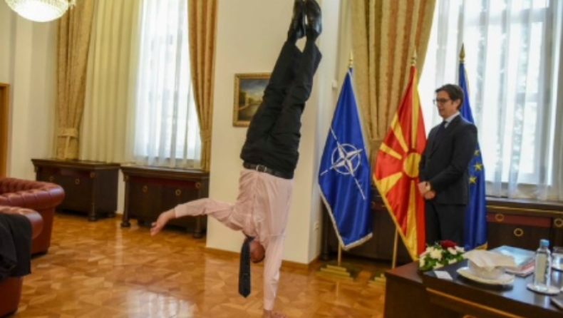 O πρέσβης του Ισραήλ έκανε... κατακόρυφο μέσα στο γραφείο του προέδρου της Βόρειας Μακεδονίας (vid)
