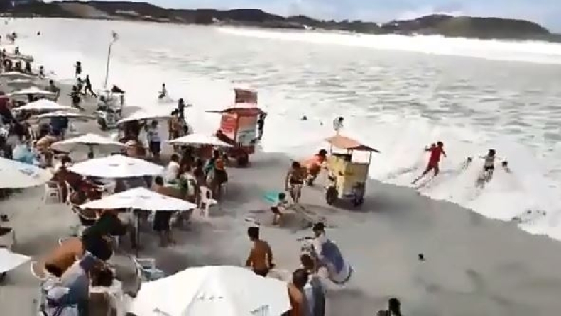 «Τσουνάμι» σε παραλία του Ρίο παρασέρνει τα πάντα στο πέρασμά του (vid)