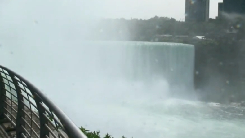 Πήδηξε από τους καταρράκτες του Νιαγάρα και δεν έπαθε τίποτα (vid)