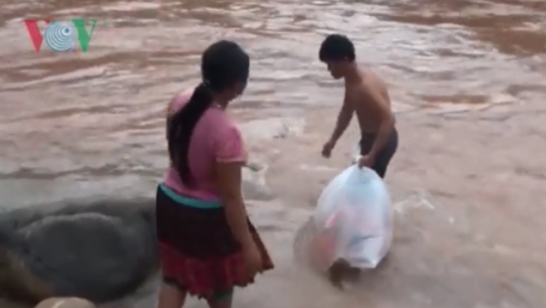 Μαθητής μπαίνει σε πλαστική σακούλα για να τον περάσουν από ποταμό και να φτάσει στεγνός στο σχολείο! (vid)