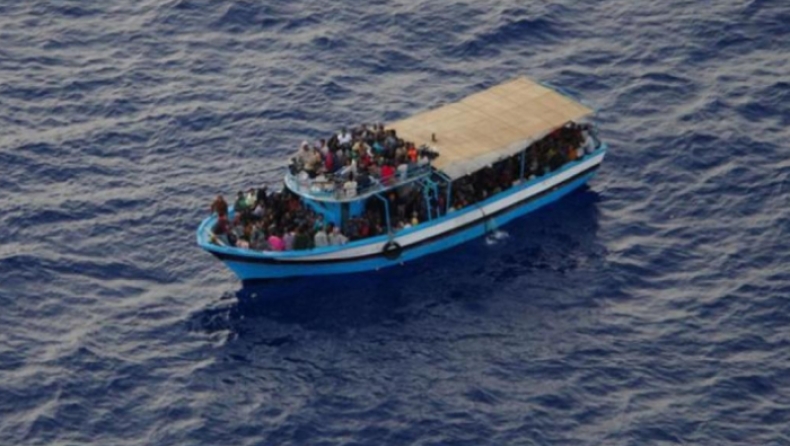 Δεκάδες μετανάστες πέθαναν από την πείνα και τη δίψα όταν το πλοιάριο που τους μετέφερε χάλασε στη μέση του ωκεανού