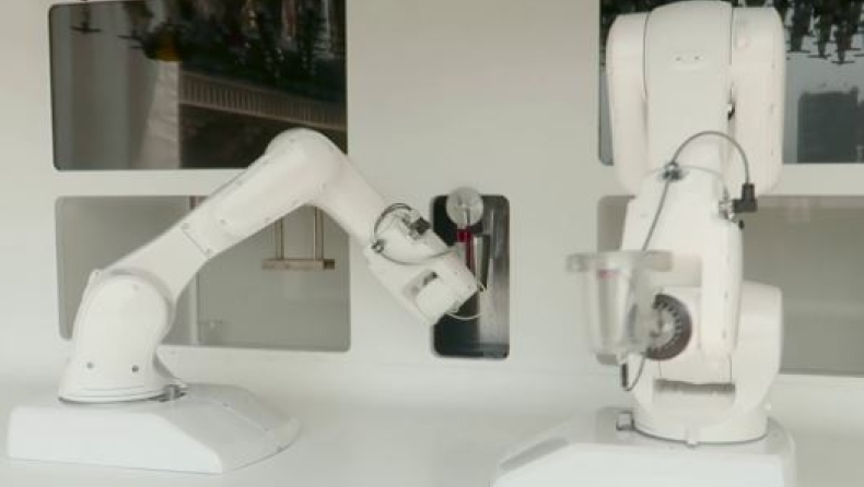 Robot - μπαρίστα φτιάχνει κοκτέιλ με θέμα την Ντουόμο στο Μιλάνο (vid)