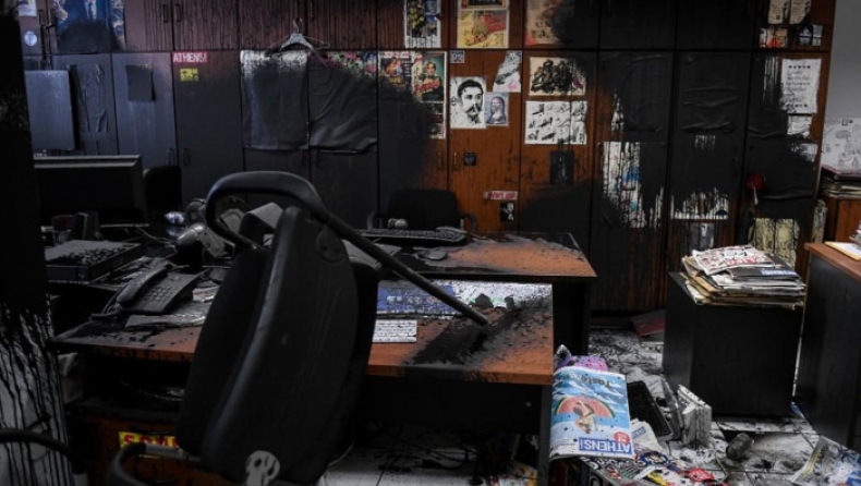 Κουκουλοφόροι κατέστρεψαν τα γραφεία της Athens Voice (pic & vids)
