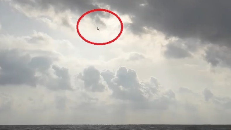 Πιλότος εκτοξεύτηκε δευτερόλεπτα πριν το στρατιωτικό του αεροσκάφος συντριβεί στη θάλασσα (vid)