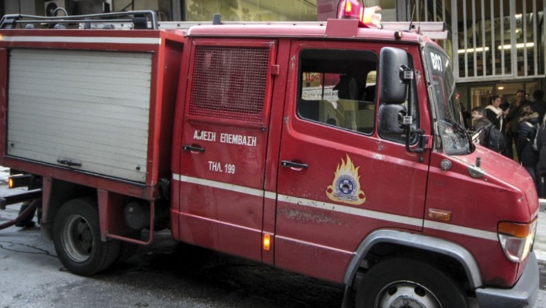 Μεγάλη φωτιά στην Πεντέλη δίπλα σε σπίτια