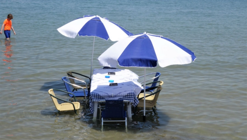 Ταβέρνα στην Κέρκυρα έχει τραπέζι μέσα στην θάλασσα (pics)