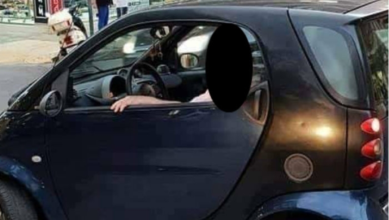 Οδηγός Smart στην Καλαμάτα καβάλησε τη νησίδα, αλλά κόλλησε (pic)