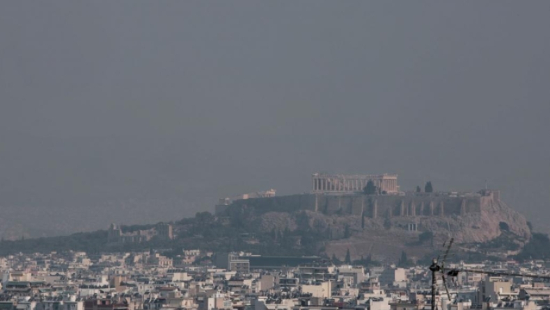«Πνίγηκε» η Αθήνα από τον καπνό της φωτιάς στην Εύβοια (pics)