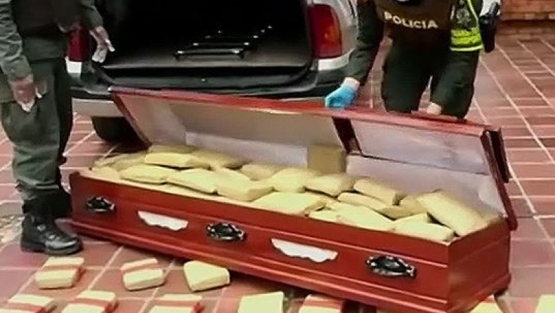Νεκροφόρα είχε μέσα σε δύο φέρετρα 300 κιλά μαριχουάνα (vid)
