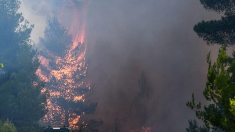 Προληπτική εκκένωση του Μεσόκαμπου λόγω της φωτιάς
