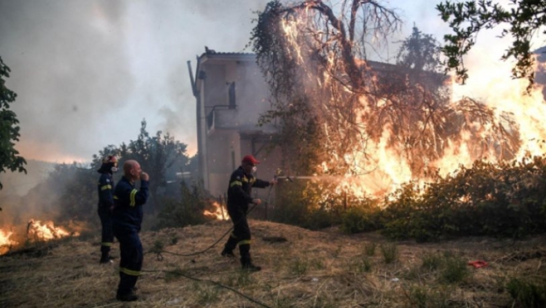 300 άτομα βρίσκονται στην πυρκαγιά της Εύβοιας που είναι σε ύφεση