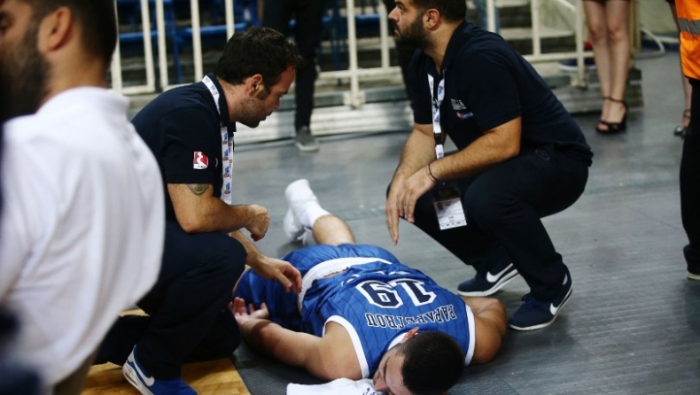 Στα αποδυτήρια με μυϊκό σπασμό ο Παπαπέτρου