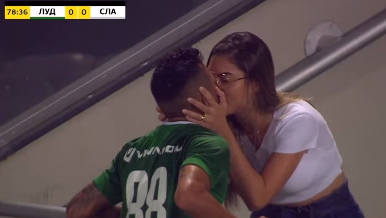 Πανηγύριζε φιλώντας την κοπέλα του στην εξέδρα, αλλά ο διαιτητής του ακύρωνε το γκολ! (vid)