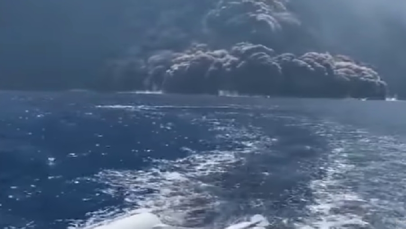 Συγκλονιστικό βίντεο: Σκάφος προσπαθεί να ξεφύγει από την τέφρα τη στιγμή της έκρηξης στο Στρόμπολι (vid)