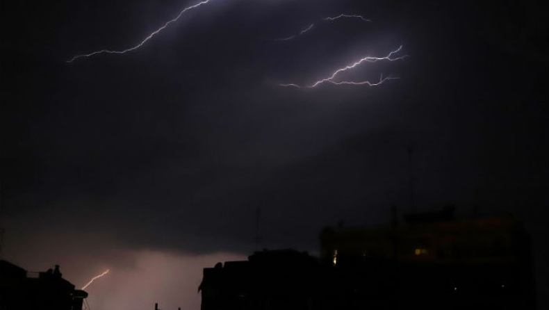 Περισσότεροι από 3.000 κεραυνοί έπεσαν την Πέμπτη