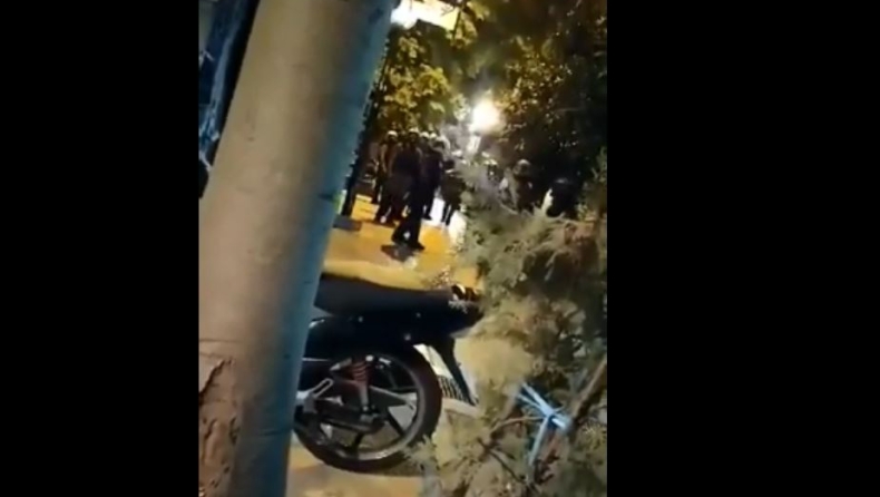Άνδρας των ΜΑΤ απειλεί κάτοικο των Εξαρχείων: «Βλακάκο τελειώσατε» (vid)