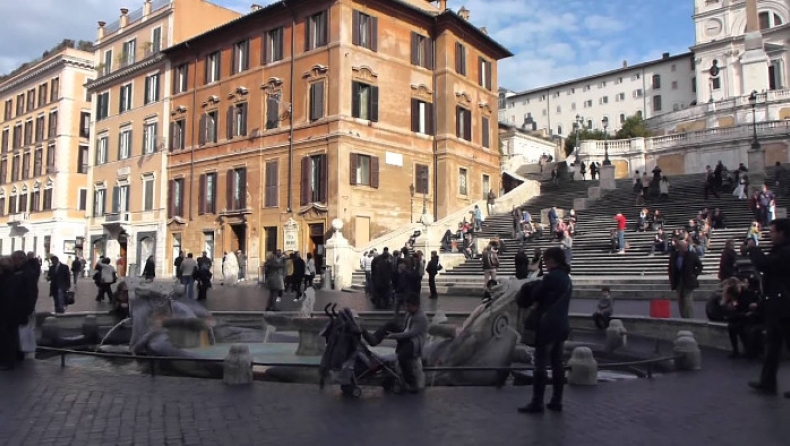 Τσουχτερά πρόστιμα σε όσους κάθονται στα σκαλιά της Piazza di Spagna