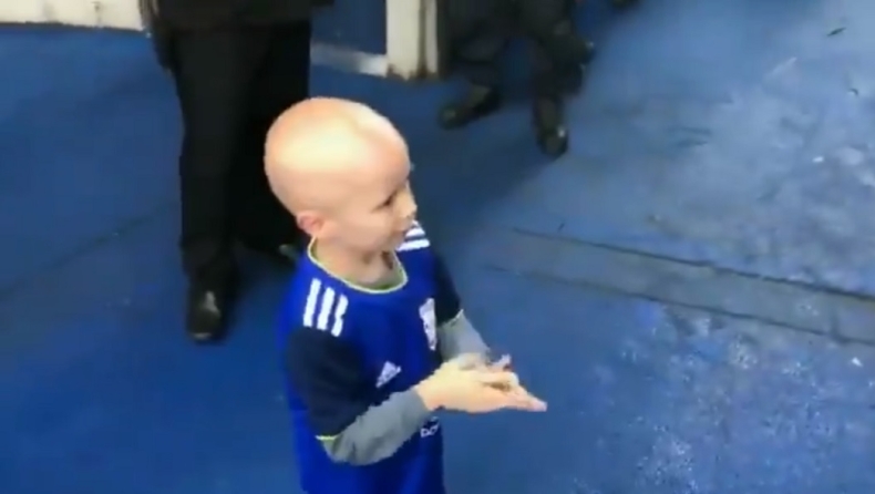 Μπέρμιγχαμ: Στο πόδι όλο το γήπεδο για τον μικρό που παλεύει με τον καρκίνο! (vid)
