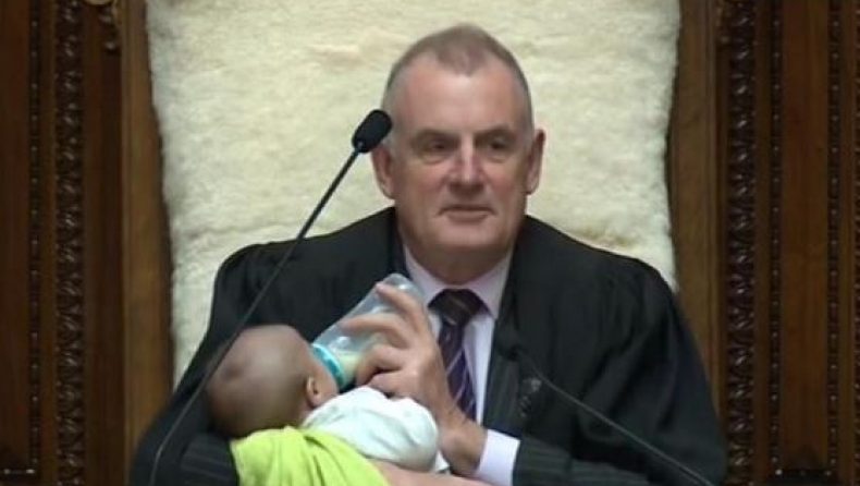 Ο πρόεδρος της Βουλής στη Ν. Ζηλανδία έκανε babysitting και τάισε το μωρό ενός βουλευτή! (pics)
