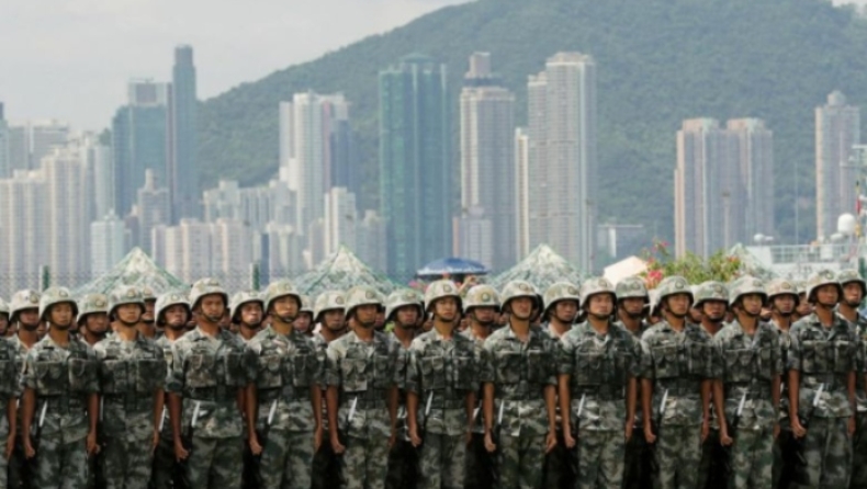 Χονγκ Κονγκ: Κινεζικές δυνάμεις συγκεντρώνονται στα σύνορα (vids)