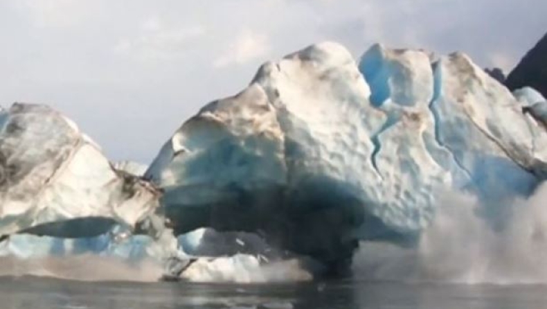 Παγετώνας καταρρέει μπροστά σε κωπηλάτες στην Αλάσκα (vid)