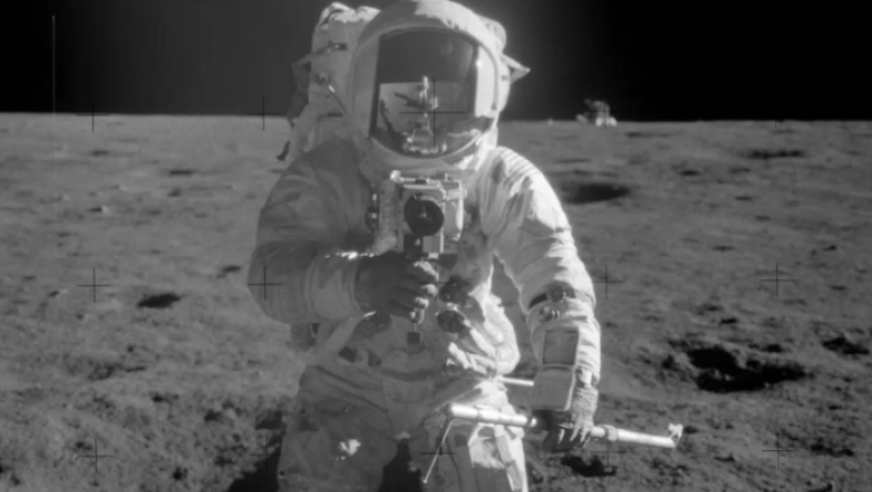 Apollo 12: Οι αστροναύτες που πάτησαν στη Σελήνη είχαν μαζί τους φωτογραφίες από «κουνελάκια» του Playboy (vid)