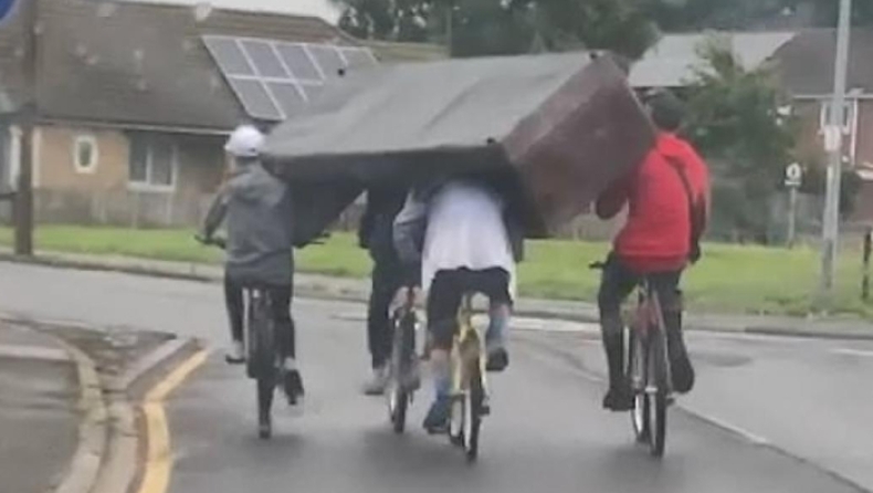 Μετακόμιση για Όσκαρ: Μετέφεραν καναπέ για 5 χιλιόμετρα πάνω στα ποδήλατά τους (vid)