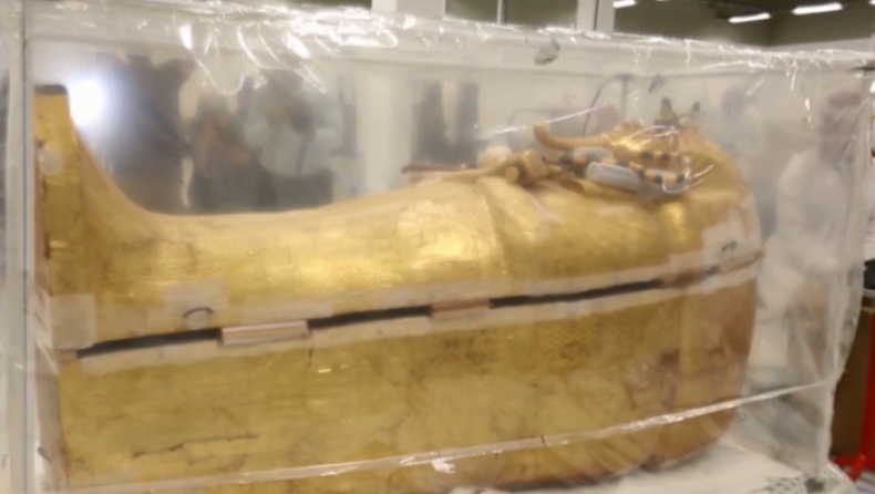Παρουσιάστηκε η υπό αποκατάσταση χρυσή σαρκοφάγος του Τουταγχαμών (pics)