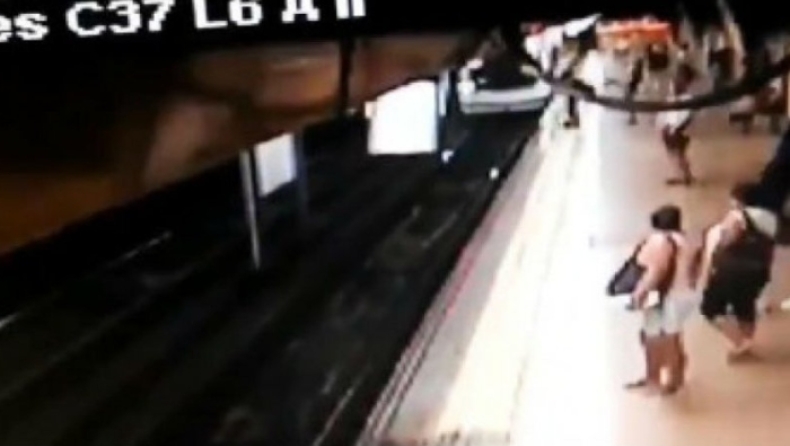 Τον έριξε στις ράγες ενώ περνούσε το μετρό και δεν έχει ούτε γρατζουνιά! (vid)