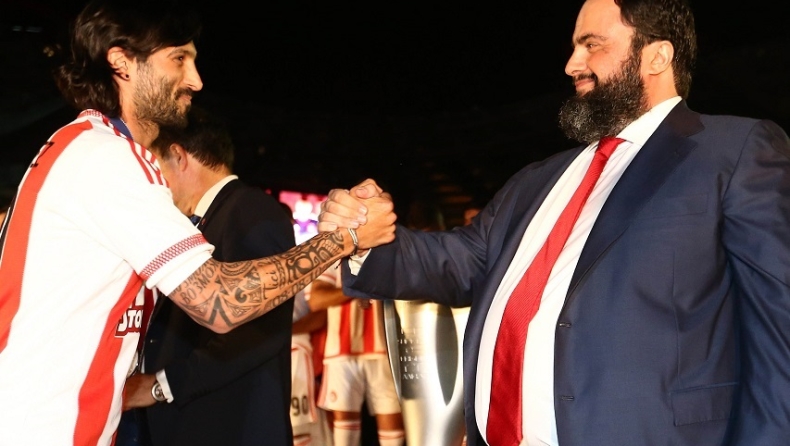 Ο Μαρινάκης υποδέχθηκε τον Τσόρι στην οικογένεια του Ολυμπιακού (pics)