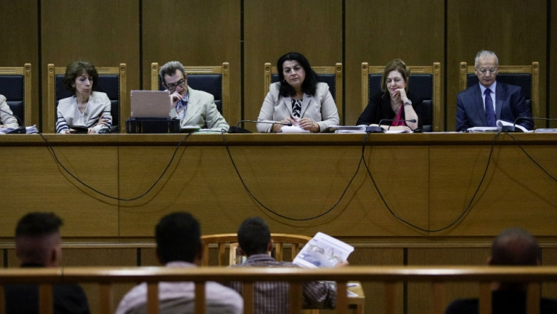 Απαλλαγή των μελών της Χρυσής Αυγής για την επίθεση στο «Συνεργείο» πρότεινε η εισαγγελέας