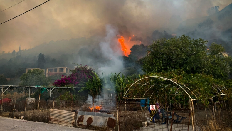 Υπό έλεγχο η φωτιά στην Κεφαλλονιά, εκκενώθηκε προληπτικά χωριό