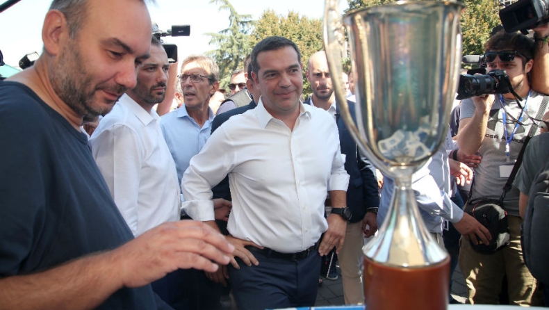 Ο Τσίπρας επισκέφτηκε το περίπτερο του Ηρακλή και έγινε μπέρδεμα με την Θύρα 13