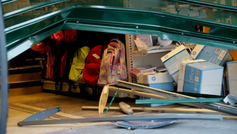 Συνεχίζεται η... μόδα με τις εισβολές αυτοκινήτων σε καταστήματα