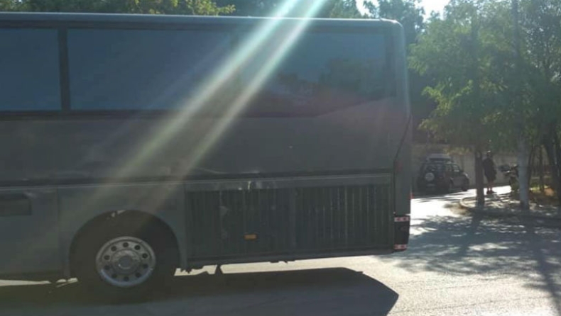Αδιανόητο: Ελληνάρας οδηγός πάρκαρε λεωφορείο κάθετα στον δρόμο (pics)