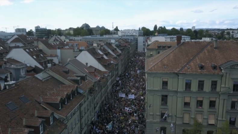 100.000 άνθρωποι συμμετείχαν στην πορεία για το κλίμα στη Βέρνη (pics & vids)