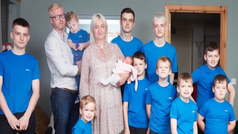 Βρετανίδα γέννησε κοριτσάκι μετά από 10 αγόρια! (video)