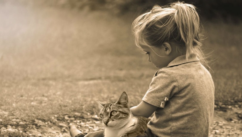 Ζευγάρι υιοθέτησε κορίτσι νάνο, της άλλαξε ηλικία και την εγκατέλειψε αβοήθητη